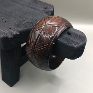 Vintage lightweight carved and glazed wooden bangle bracelet boho stackable.